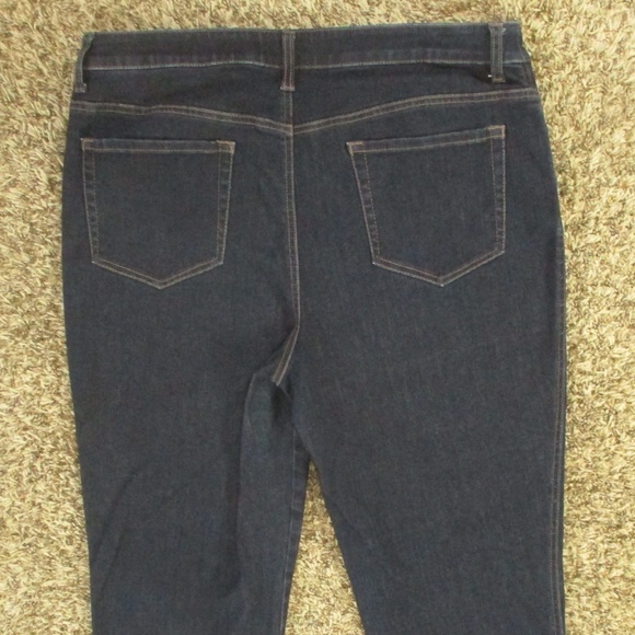 Chico's Jeans Woomen's 2 Dark Wash The Platinum Crop Stretch Denim - Picture 4 of 7